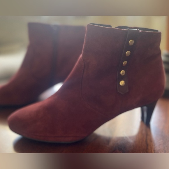 Tacoma Burgundy Suede Comfortiva 2 Inch Heel Studded Ankle Boot Sz 8 1/2 - Picture 8 of 13
